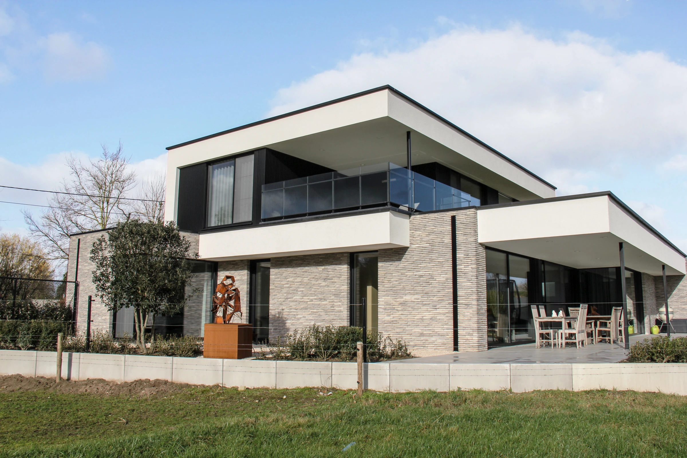 moderne villa, hedendaagse architectuur, strakke villa, luxe woning, moderne nieuwbouw, minimalistische architectuur, exclusieve villa, architectuur op maat, energiezuinige woning, moderne woning met grote raampartijen, hedendaagse gezinswoning.