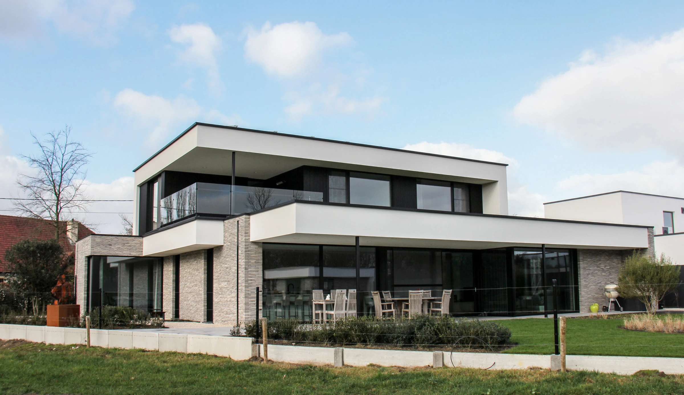 moderne villa, hedendaagse architectuur, strakke villa, luxe woning, moderne nieuwbouw, minimalistische architectuur, exclusieve villa, architectuur op maat, energiezuinige woning, moderne woning met grote raampartijen, hedendaagse gezinswoning.