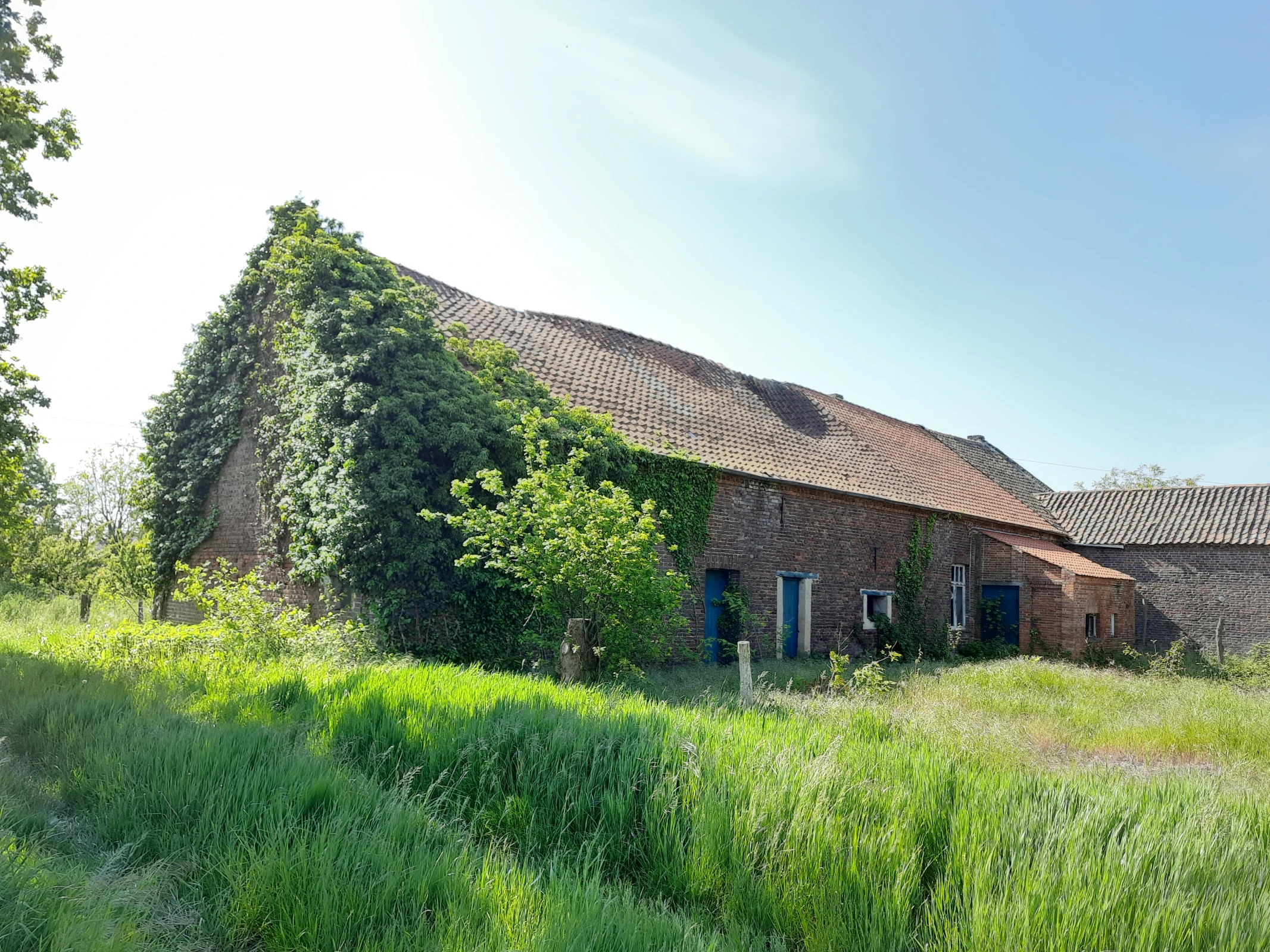 Voor- en zijgevel van woning BG voor de verbouwing