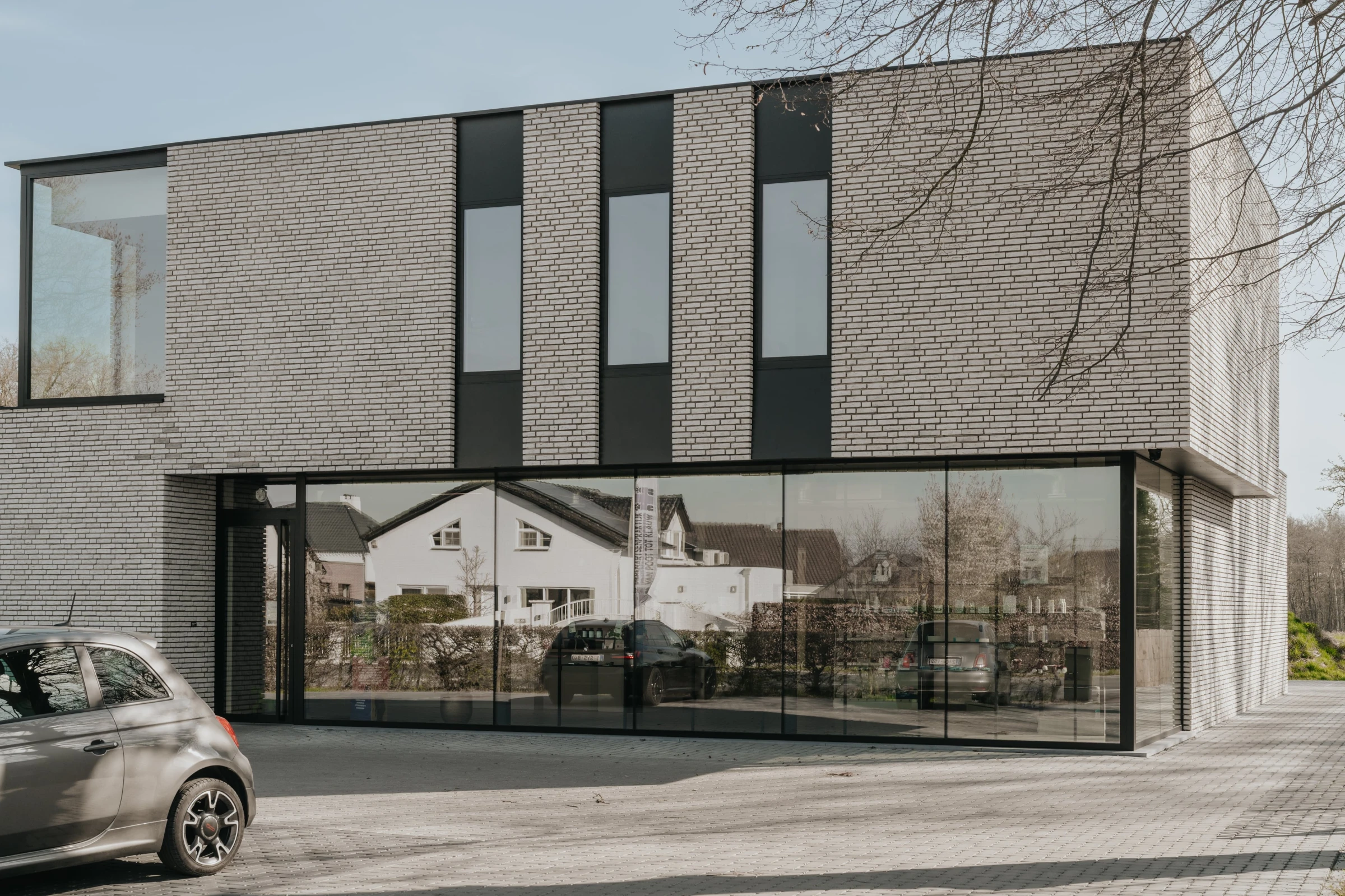 Moderne architectuur - Dierenartsenpraktijk, dierenwinkel Architect Molenbeersel, moderne architectuur, olivier bricks, grijze gevelsteen, karma grey, hoekraam tot tegen dakrand