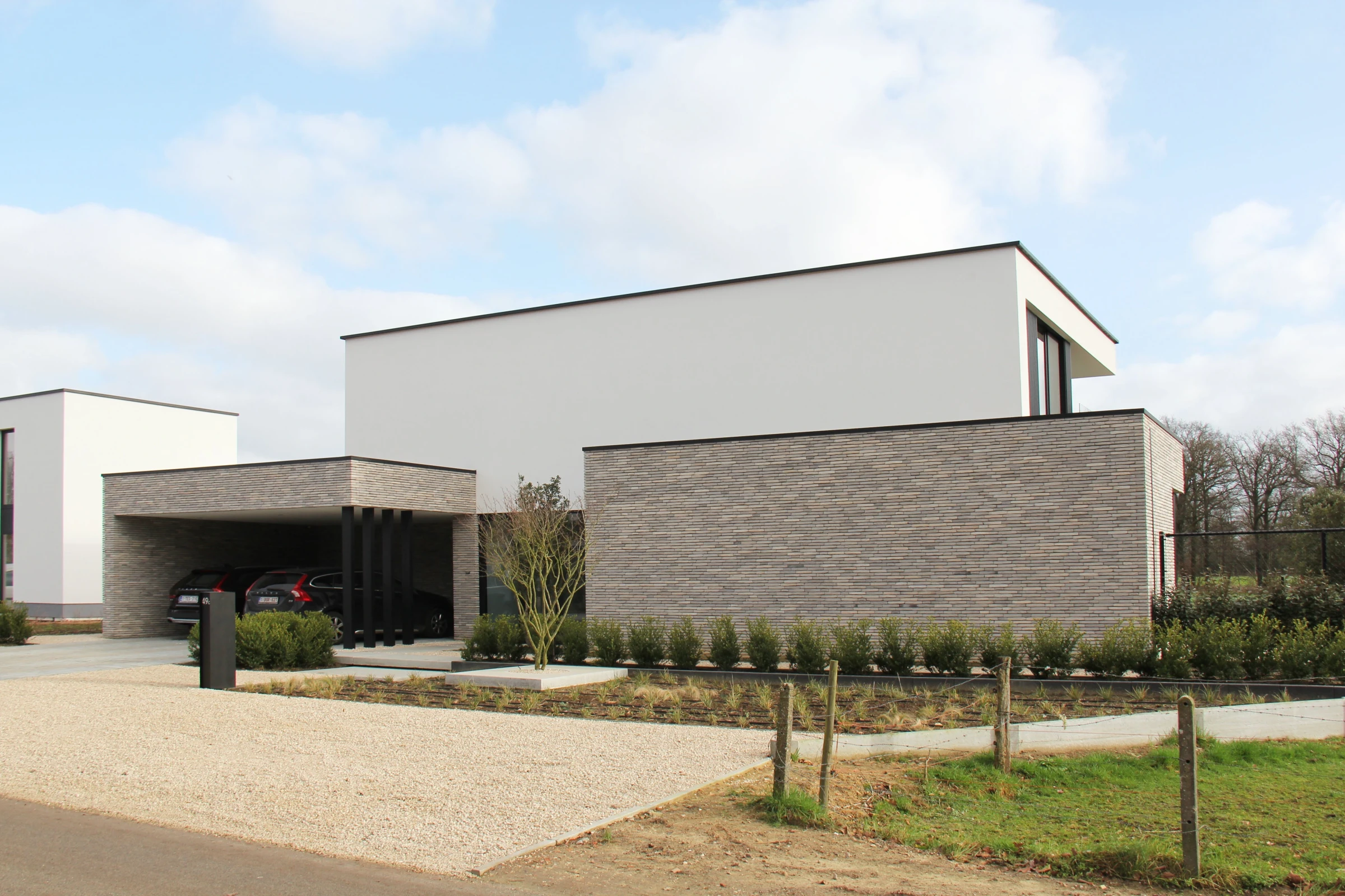moderne villa, hedendaagse architectuur, strakke villa, luxe woning, moderne nieuwbouw, minimalistische architectuur, exclusieve villa, architectuur op maat, energiezuinige woning, moderne woning met grote raampartijen, hedendaagse gezinswoning.