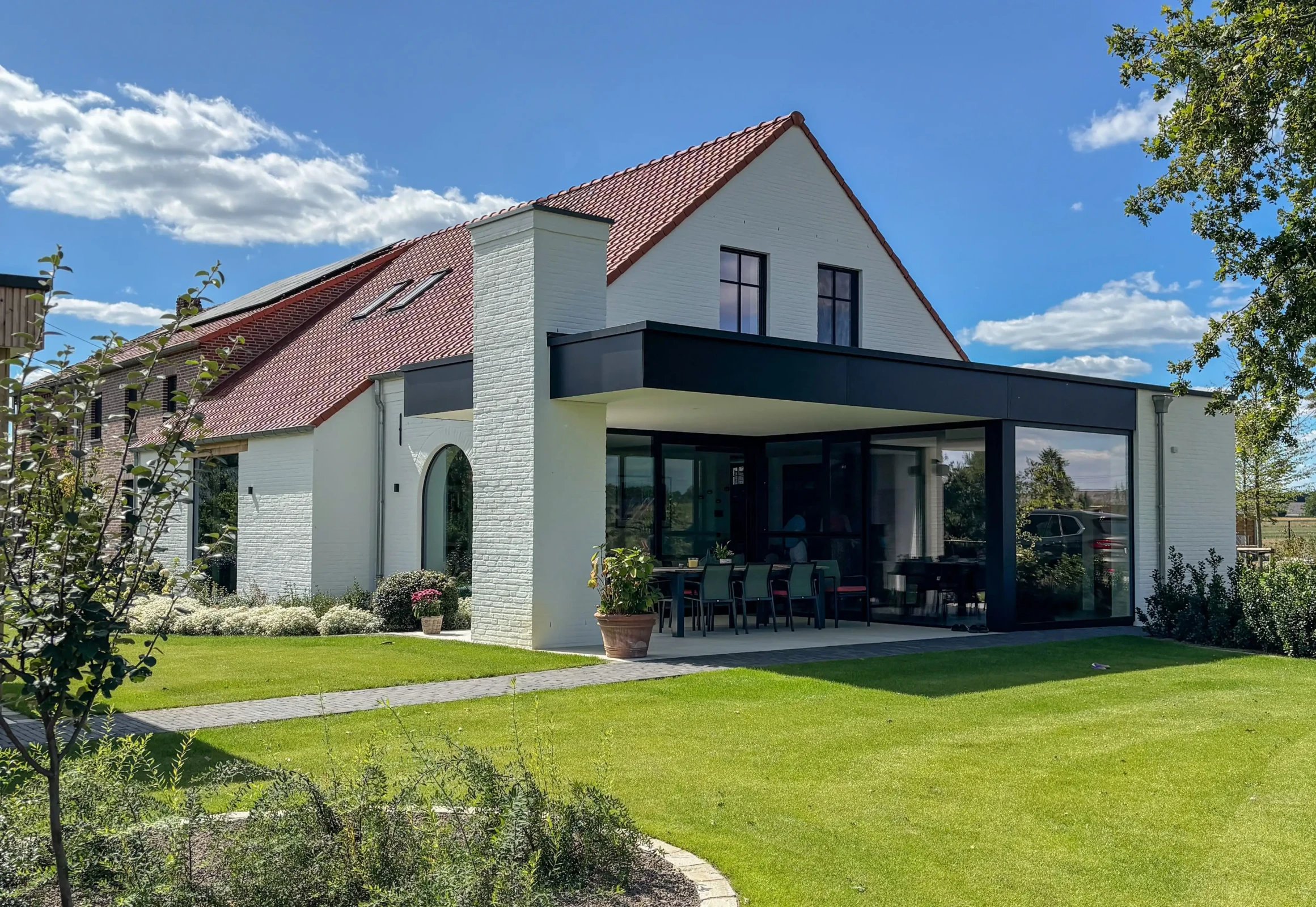 moderne landelijke woning, hedendaagse villa, landelijke architectuur, moderne aanbouw, exclusieve woning, villa met grote raampartijen, architectuur op maat, moderne gezinswoning, tijdloze architectuur, landelijke villa met moderne toets. architect Opitter Bree