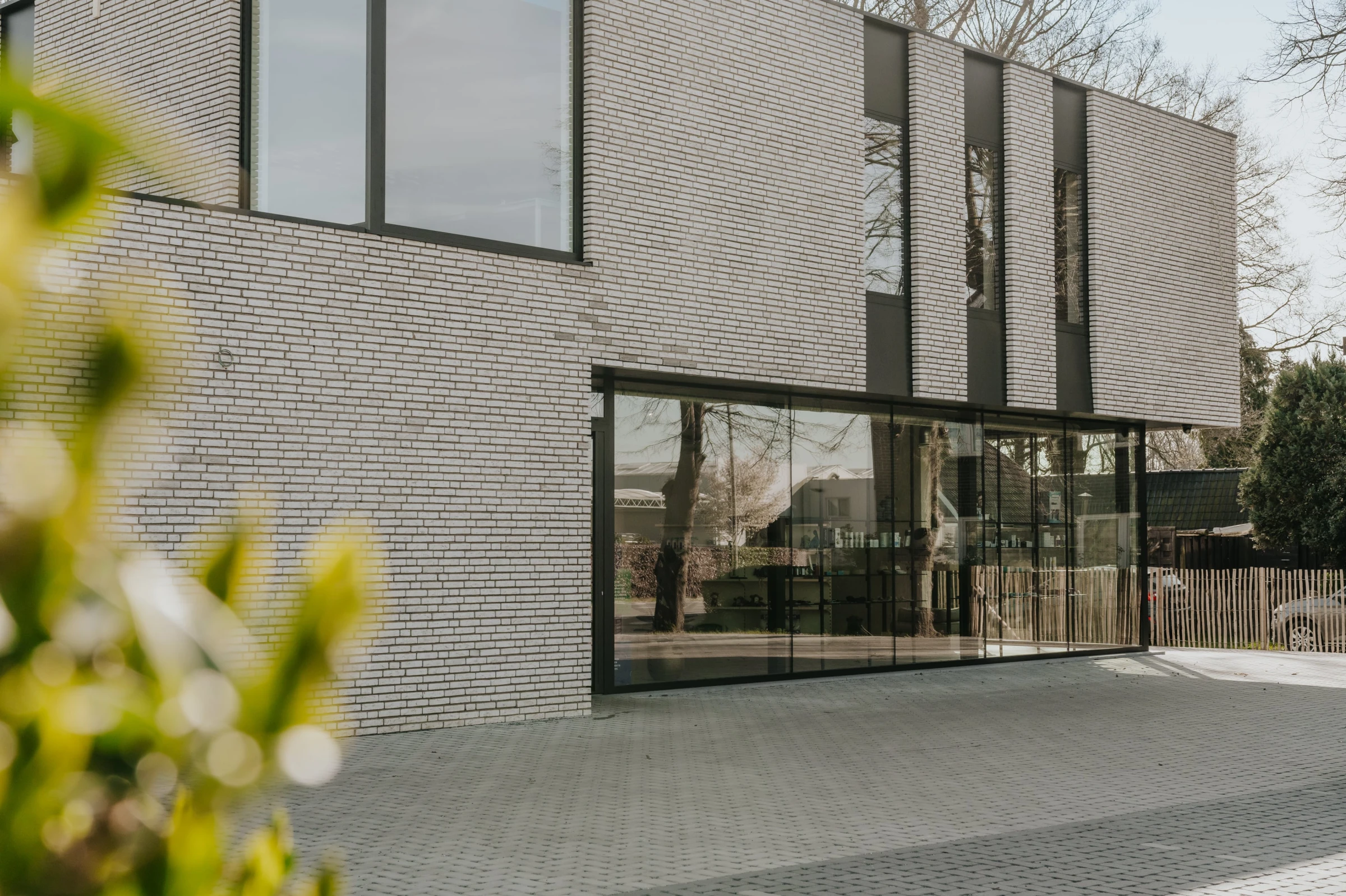 Moderne architectuur - Dierenartsenpraktijk, dierenwinkel Architect Molenbeersel, moderne architectuur, olivier bricks, grijze gevelsteen, karma grey, hoekraam tot tegen dakrand