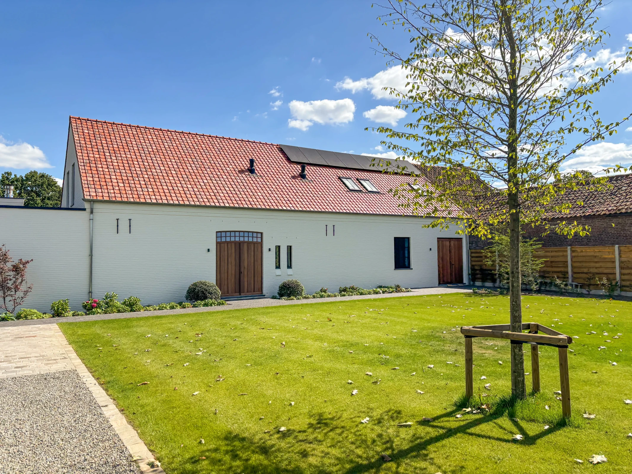 moderne landelijke woning, hedendaagse villa, landelijke architectuur, moderne aanbouw, exclusieve woning, villa met grote raampartijen, architectuur op maat, moderne gezinswoning, tijdloze architectuur, landelijke villa met moderne toets. architect Opitter Bree