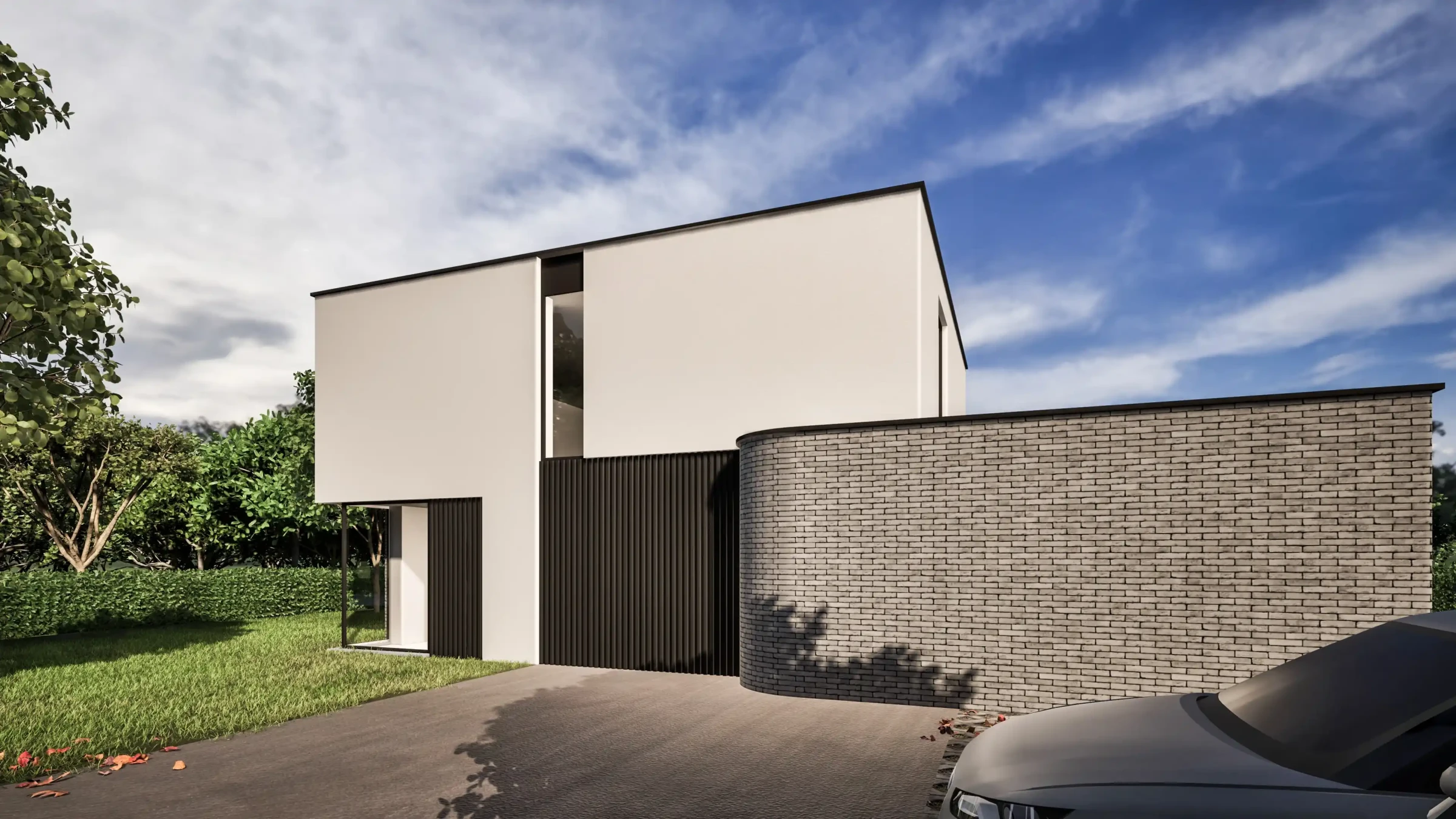Een moderne, minimalistische woning met een wit gepleisterde bovenverdieping die boven een zwarte, verticaal gelijnde gevel lijkt te zweven. Een opvallende, gebogen muur van grijze baksteen leidt naar de oprit, terwijl een strak gazon en groene bomen de achtergrond vormen onder een helderblauwe lucht met lichte bewolking.