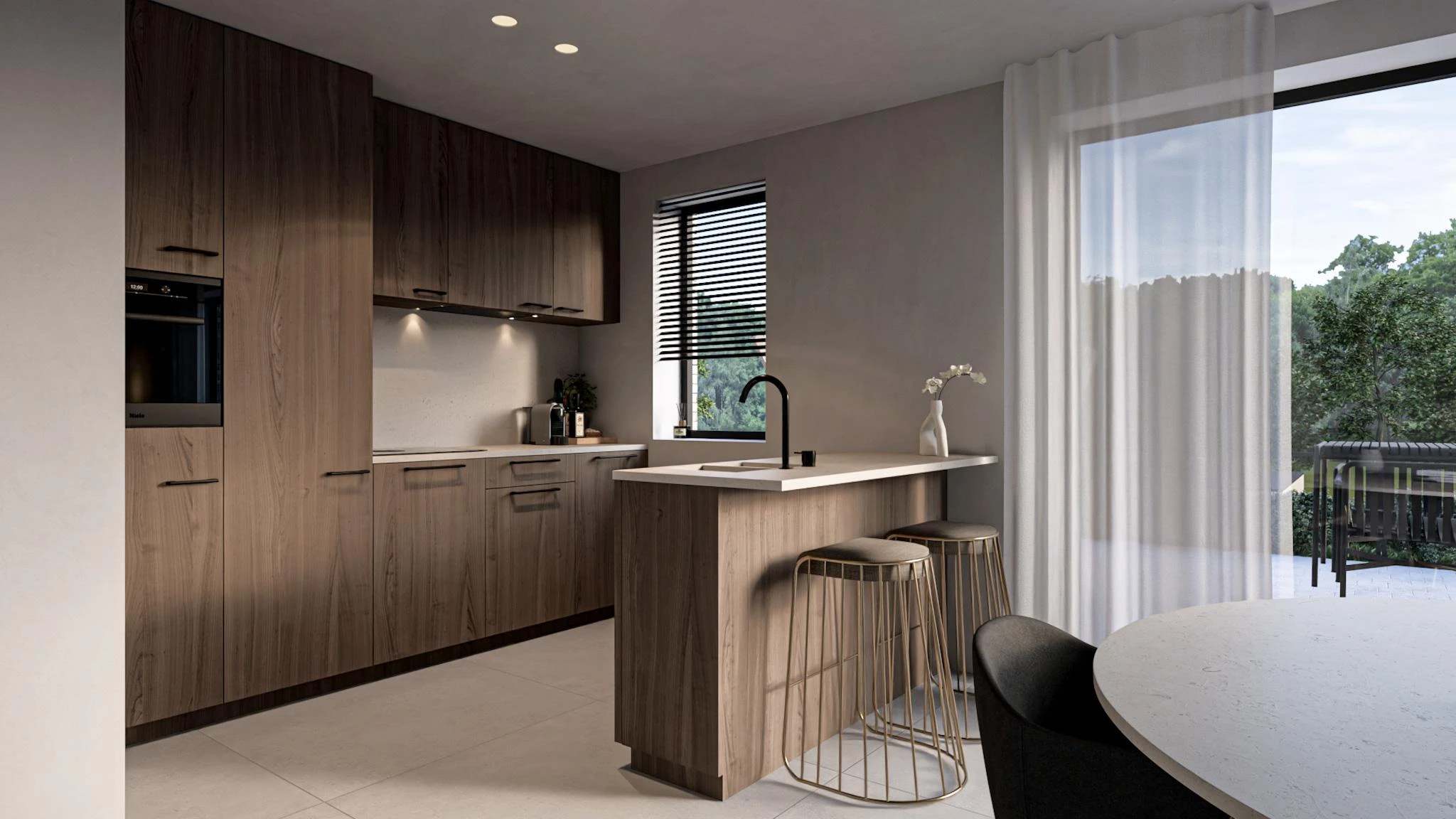 Modern interieur met witte ronde tafel en een houten keuken.